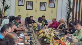 Sekkab Pessel, Zainal Arifin saat memimpin rapat persiapan TMMD di ruang rapat bupati beberapa waktu lalu. (Foto: Dok. Prokopim)