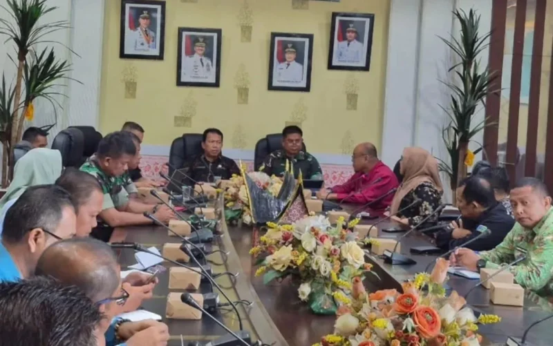 Sekkab Pessel, Zainal Arifin saat memimpin rapat persiapan TMMD di ruang rapat bupati beberapa waktu lalu. (Foto: Dok. Prokopim)