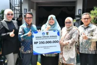 Pemko Palu menyerahkan bantuan kemanusiaan untuk pemulihan pendidikan pascabencana di Kota Padang, Sabtu (24/1/2026). (Humas TP-PKK Padang)
