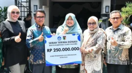 Pemko Palu menyerahkan bantuan kemanusiaan untuk pemulihan pendidikan pascabencana di Kota Padang, Sabtu (24/1/2026). (Humas TP-PKK Padang)