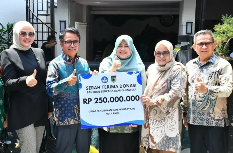 Pemko Palu menyerahkan bantuan kemanusiaan untuk pemulihan pendidikan pascabencana di Kota Padang, Sabtu (24/1/2026). (Humas TP-PKK Padang)