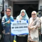 Pemko Palu menyerahkan bantuan kemanusiaan untuk pemulihan pendidikan pascabencana di Kota Padang, Sabtu (24/1/2026). (Humas TP-PKK Padang)
