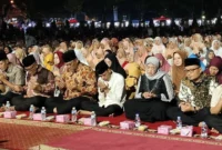 Pemkab Pasbar menggelar Tabligh Akbar dan Zikir di halaman Kantor Bupati Pasbar, Rabu (31/12) malam. (Foto: Kominfo Pasbar)