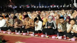 Pemkab Pasbar menggelar Tabligh Akbar dan Zikir di halaman Kantor Bupati Pasbar, Rabu (31/12) malam. (Foto: Kominfo Pasbar)