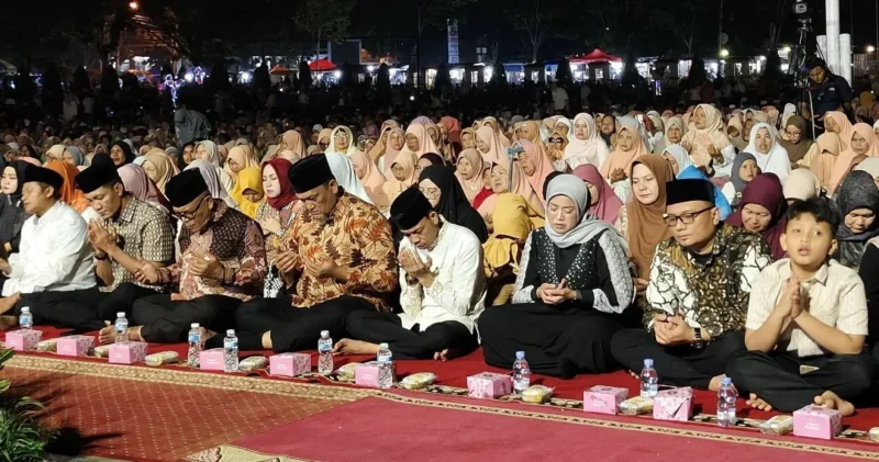 Pemkab Pasbar menggelar Tabligh Akbar dan Zikir di halaman Kantor Bupati Pasbar, Rabu (31/12) malam. (Foto: Kominfo Pasbar)