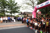 Wali Kota Pariaman Yota Balad melepas ratusan peserta Talao Beach Run 2026 di kawasan wisata Talao Pauh, Minggu (25/1). (Foto: Kominfo Kota Pariaman)