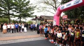 Wali Kota Pariaman Yota Balad melepas ratusan peserta Talao Beach Run 2026 di kawasan wisata Talao Pauh, Minggu (25/1). (Foto: Kominfo Kota Pariaman)