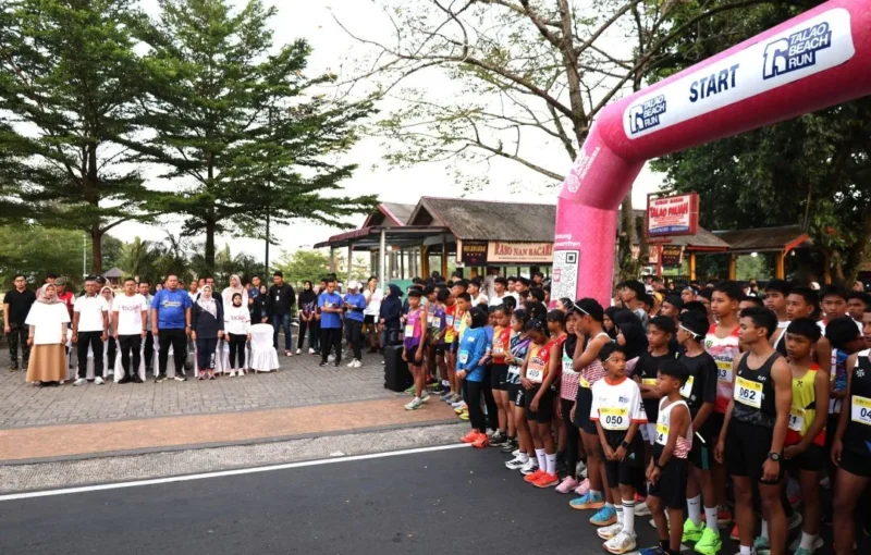Wali Kota Pariaman Yota Balad melepas ratusan peserta Talao Beach Run 2026 di kawasan wisata Talao Pauh, Minggu (25/1). (Foto: Kominfo Kota Pariaman)