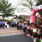 Wali Kota Pariaman Yota Balad melepas ratusan peserta Talao Beach Run 2026 di kawasan wisata Talao Pauh, Minggu (25/1). (Foto: Kominfo Kota Pariaman)