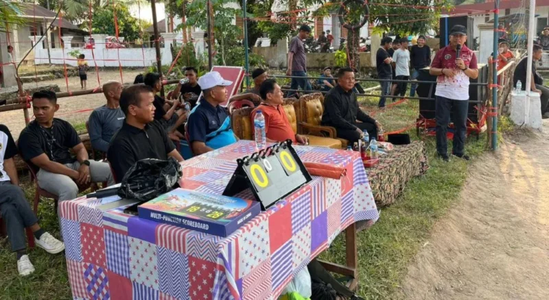 Staf Ahli Bidang Pembangunan Ekonomi dan Keuangan Setdako Padang, Syahrial membuka Turnamen Portim Cup Voli Ball III Kota Padang. (Foto: Diskominfo Padang)