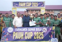 Wali Kota Padang, Fadly Amran menutup Turnamen Sepak Bola Pauh Cup 2025 di Lapangan Pauh Kampung Dalam, Minggu (25/1/2026). (Foto: Prokopim Padang)