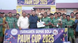 Wali Kota Padang, Fadly Amran menutup Turnamen Sepak Bola Pauh Cup 2025 di Lapangan Pauh Kampung Dalam, Minggu (25/1/2026). (Foto: Prokopim Padang)
