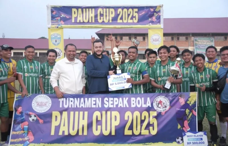 Wali Kota Padang, Fadly Amran menutup Turnamen Sepak Bola Pauh Cup 2025 di Lapangan Pauh Kampung Dalam, Minggu (25/1/2026). (Foto: Prokopim Padang)