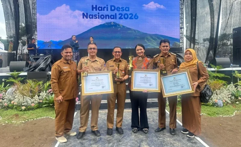 Gubernur Sumbar Mahyeldi meraih Anugerah Upakarya Wanua Nugraha dari Pemerintah Pusat, Kamis (15/1/2025). (Foto: ADPSB)