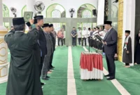 Wakil Bupati Agam H. Muhammad Iqbal, SE, MCom melantik pejabat eselon II dan kepala sekolah di Masjid Agung Nurul Falah, Jumat (2/1/2026). (Foto: Kominfo Agam)