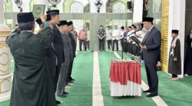 Wakil Bupati Agam H. Muhammad Iqbal, SE, MCom melantik pejabat eselon II dan kepala sekolah di Masjid Agung Nurul Falah, Jumat (2/1/2026). (Foto: Kominfo Agam)