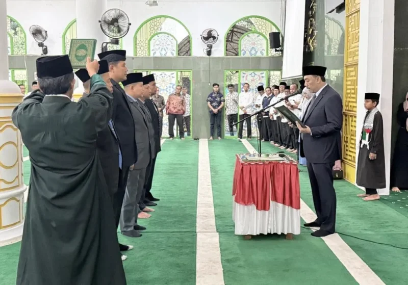 Wakil Bupati Agam H. Muhammad Iqbal, SE, MCom melantik pejabat eselon II dan kepala sekolah di Masjid Agung Nurul Falah, Jumat (2/1/2026). (Foto: Kominfo Agam)