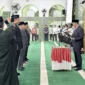 Wakil Bupati Agam H. Muhammad Iqbal, SE, MCom melantik pejabat eselon II dan kepala sekolah di Masjid Agung Nurul Falah, Jumat (2/1/2026). (Foto: Kominfo Agam)