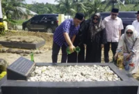 Wakil Bupati Pasbar, M. Ihpan dan rombongan saat berziarah ke makam mantan Bupati Pasbar Syahiran di Silaping. (Foto: Kominfo Pasbar)