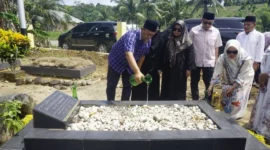Wakil Bupati Pasbar, M. Ihpan dan rombongan saat berziarah ke makam mantan Bupati Pasbar Syahiran di Silaping. (Foto: Kominfo Pasbar)