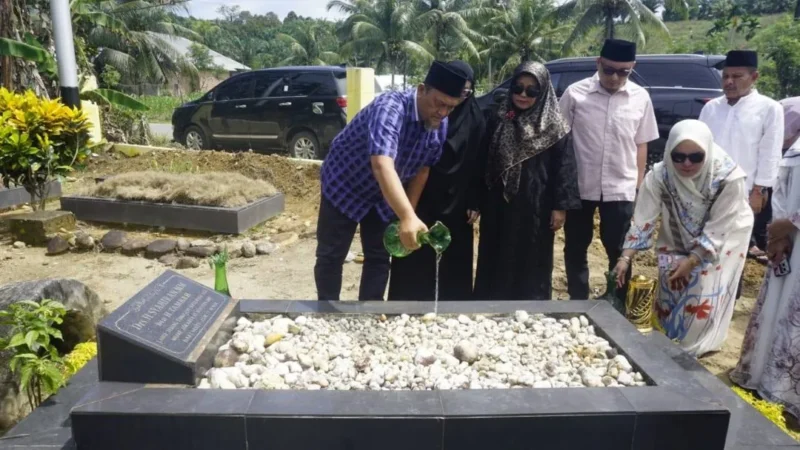 Wakil Bupati Pasbar, M. Ihpan dan rombongan saat berziarah ke makam mantan Bupati Pasbar Syahiran di Silaping. (Foto: Kominfo Pasbar)