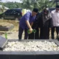 Wakil Bupati Pasbar, M. Ihpan dan rombongan saat berziarah ke makam mantan Bupati Pasbar Syahiran di Silaping. (Foto: Kominfo Pasbar)