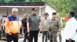 Wakil Bupati Tanah Datar Ahmad Fadly mendampingi Sestama BNPB Rustian meninjau progres pembangunan Huntap dan Huntara pada Rabu (7/1/2026). (Foto: Prokopim Tanah Datar)
