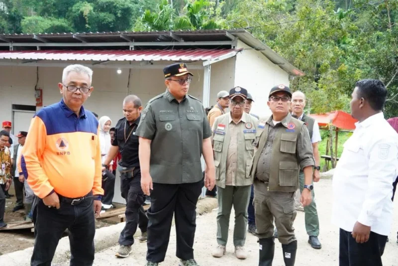 Wakil Bupati Tanah Datar Ahmad Fadly mendampingi Sestama BNPB Rustian meninjau progres pembangunan Huntap dan Huntara pada Rabu (7/1/2026). (Foto: Prokopim Tanah Datar)