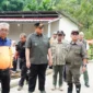 Wakil Bupati Tanah Datar Ahmad Fadly mendampingi Sestama BNPB Rustian meninjau progres pembangunan Huntap dan Huntara pada Rabu (7/1/2026). (Foto: Prokopim Tanah Datar)