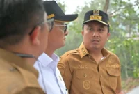 Wagub Sumbar, Vasko Ruseimy meminta aparat penegak hukum bergerak cepat menangkap para pelaku penganiayaan Nenek Saudah di Pasaman. (Foto: Adpimsb)