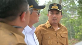 Wagub Sumbar, Vasko Ruseimy meminta aparat penegak hukum bergerak cepat menangkap para pelaku penganiayaan Nenek Saudah di Pasaman. (Foto: Adpimsb)