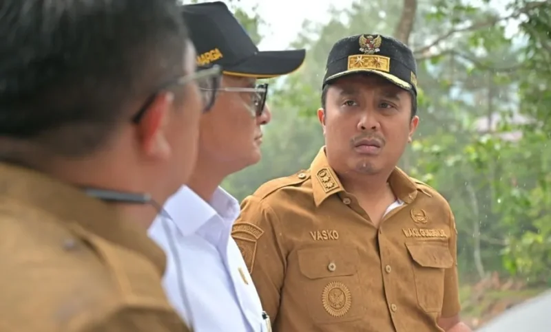 Wagub Sumbar, Vasko Ruseimy meminta aparat penegak hukum bergerak cepat menangkap para pelaku penganiayaan Nenek Saudah di Pasaman. (Foto: Adpimsb)