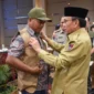 Wakil Wali Kota Padang Maigus Nasir memasangkan rompi kepada peserta Pelatihan Kelurahan Siaga Bencana di Pangeran Beach Hotel Padang, Senin (19/1/2026). (Foto: Prokopim Padang)
