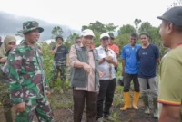 Wakil Wali Kota Padang Maigus Nasir meninjau lokasi Huntap di kawasan Tanah Sungkai, Kelurahan Lambung Bukik, Kecamatan Pauh, Sabtu (10/1/2026). (Foto: Diskominfo Padang)