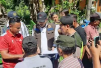 Wali Kota Padang Fadly Amran berdialog dengan warga saat berkunjung ke Kelurahan Dadok Tunggul Hitam Padang, Minggu (11/1/2026). (Foto: Diskominfo Padang)