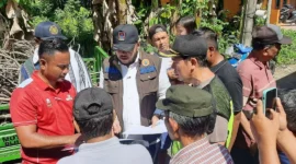 Wali Kota Padang Fadly Amran berdialog dengan warga saat berkunjung ke Kelurahan Dadok Tunggul Hitam Padang, Minggu (11/1/2026). (Foto: Diskominfo Padang)