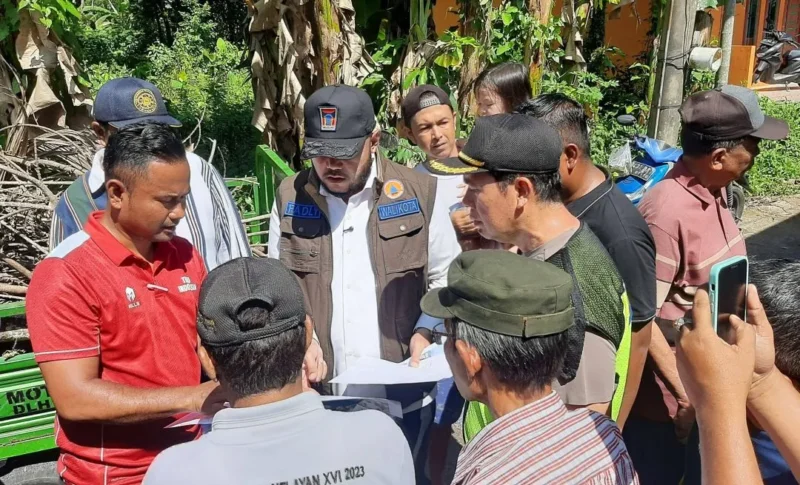 Wali Kota Padang Fadly Amran berdialog dengan warga saat berkunjung ke Kelurahan Dadok Tunggul Hitam Padang, Minggu (11/1/2026). (Foto: Diskominfo Padang)