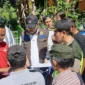Wali Kota Padang Fadly Amran berdialog dengan warga saat berkunjung ke Kelurahan Dadok Tunggul Hitam Padang, Minggu (11/1/2026). (Foto: Diskominfo Padang)