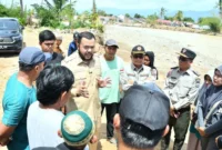 Wali Kota Padang, Fadly Amran mendampingi Sestama BNPB Rustian meninjau kondisi permukiman warga terdampak banjir bandang di Kelurahan Tabing Banda Gadang (TBG), Kecamatan Nanggalo, Senin (5/1/2026). (Foto: Prokopim Padang)
