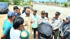 Wali Kota Padang, Fadly Amran mendampingi Sestama BNPB Rustian meninjau kondisi permukiman warga terdampak banjir bandang di Kelurahan Tabing Banda Gadang (TBG), Kecamatan Nanggalo, Senin (5/1/2026). (Foto: Prokopim Padang)
