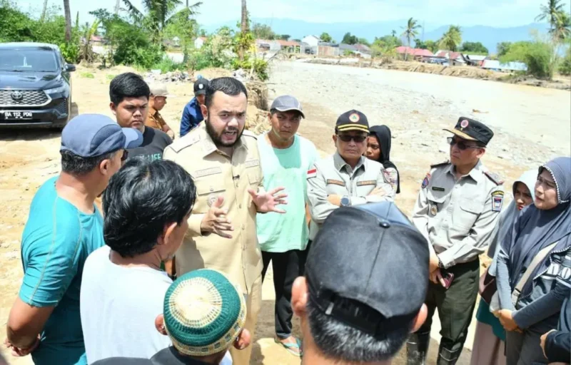 Wali Kota Padang, Fadly Amran mendampingi Sestama BNPB Rustian meninjau kondisi permukiman warga terdampak banjir bandang di Kelurahan Tabing Banda Gadang (TBG), Kecamatan Nanggalo, Senin (5/1/2026). (Foto: Prokopim Padang)