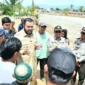 Wali Kota Padang, Fadly Amran mendampingi Sestama BNPB Rustian meninjau kondisi permukiman warga terdampak banjir bandang di Kelurahan Tabing Banda Gadang (TBG), Kecamatan Nanggalo, Senin (5/1/2026). (Foto: Prokopim Padang)