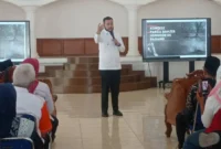Wali Kota Padang Fadly Amran saat pertemuan relawan kebencanaan dari berbagai organisasi di Palanta Rumah Dinas Wali Kota, Rabu (7/1/2026). (Foto: Diskominfo Padang)