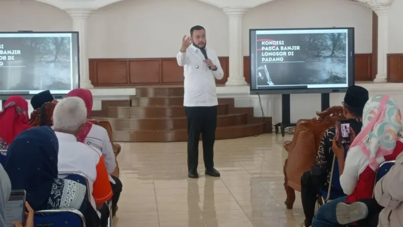Wali Kota Padang Fadly Amran saat pertemuan relawan kebencanaan dari berbagai organisasi di Palanta Rumah Dinas Wali Kota, Rabu (7/1/2026). (Foto: Diskominfo Padang)