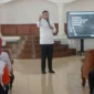 Wali Kota Padang Fadly Amran saat pertemuan relawan kebencanaan dari berbagai organisasi di Palanta Rumah Dinas Wali Kota, Rabu (7/1/2026). (Foto: Diskominfo Padang)