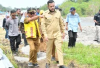Wali Kota Padang, Fadly Amran meninjau progres pengerjaan infrastruktur pengairan di DI Koto Tuo dan DI Lubuk Minturun, Kecamatan Koto Tangah, Selasa (27/1/2026). (Foto: Prokopim Padang)