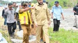 Wali Kota Padang, Fadly Amran meninjau progres pengerjaan infrastruktur pengairan di DI Koto Tuo dan DI Lubuk Minturun, Kecamatan Koto Tangah, Selasa (27/1/2026). (Foto: Prokopim Padang)