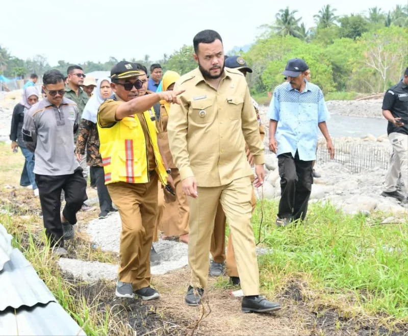 Wali Kota Padang, Fadly Amran meninjau progres pengerjaan infrastruktur pengairan di DI Koto Tuo dan DI Lubuk Minturun, Kecamatan Koto Tangah, Selasa (27/1/2026). (Foto: Prokopim Padang)