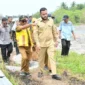 Wali Kota Padang, Fadly Amran meninjau progres pengerjaan infrastruktur pengairan di DI Koto Tuo dan DI Lubuk Minturun, Kecamatan Koto Tangah, Selasa (27/1/2026). (Foto: Prokopim Padang)