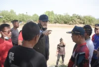 Wali Kota Padang Fadly Amran meninjau langsung pelaksanaan goro bersama di Kelurahan Kampung Lapai, Kecamatan Nanggalo, Minggu pagi (4/1/2026). (Foto: Prokopim Padang)